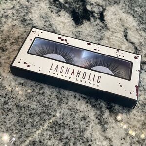 Lashaholic luxury lashes style kiss me BNIB!